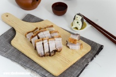 Đợi thịt nguội chút thì lấy ra, cắt miếng vừa ăn và thưởng thức cùng nước tương. Thịt ba chỉ quay giòn cực ngon khi phần da giòn rụm nhưng thịt bên trong vẫn giữ được độ mềm. Cuối tuần rảnh rỗi có thể làm ngay món này cho càm nhà ăn nhé.