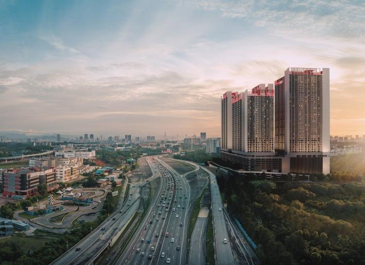 Luminar Residence, Federal Avenue — towers from highway