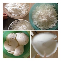 Dừa chọn quả già, lột vỏ dùng cán dao (hoặc rựa) gõ mạnh vào giữa trái dừa theo chiều ngang của trái để tách đôi trái dừa, lấy nước để riêng. Dùng đũa cái (đũa dẹp dùng xới cơm) hoặc muỗng để lấy cùi dừa ra khỏi gáo dừa. Cắt lát nhỏ rồi cho vào mát xay, thêm 1 chén nước xay nhuyễn tất cả.