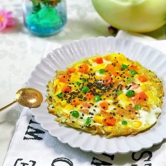 Bày trí bánh khoai tây trứng chiên ra đĩa, rưới thêm sốt tương ớt hoặc tương cà lên trên là có thể dùng rồi nhé! Món bánh khoai tây trứng chiên có vị bùi bùi của khoai tây, rau củ chín giòn mát, cùng trứng chiên thơm ngon, hấp dẫn. Thích hợp dùng cho bữa ăn sáng của gia đình cực ngon miệng luôn nhé!
