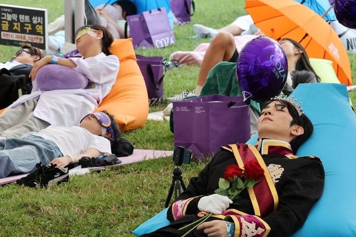 Độc đáo thi ngủ trưa tập thể ven sông vào đầu tháng 5 ở Hàn Quốc - Báo Tri thức &amp; Cuộc sống