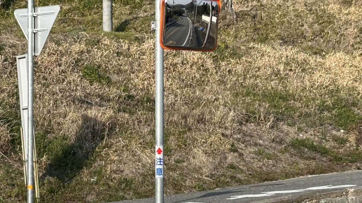 大沢町日西原に設置したカーブミラー