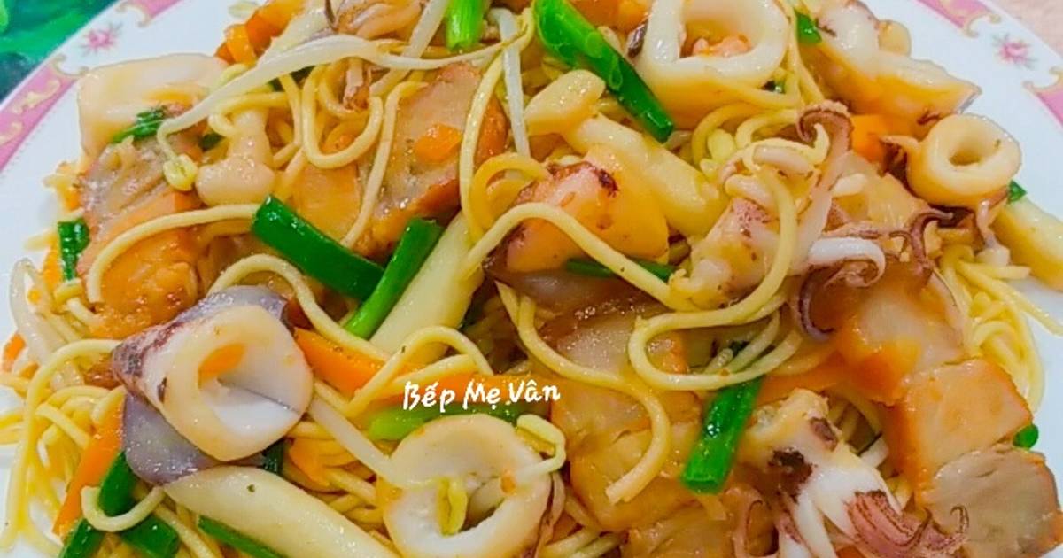 Mì trứng xào mực và thịt xá xíu