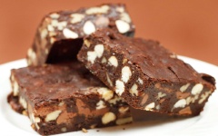 Giờ chỉ việc đợi bánh chín và cắt bánh thui. Rắc một ít cacao lên bề mặt bánh cho đẹp nhá. Còn nếu không thích thì măm măm luôn thôi!
