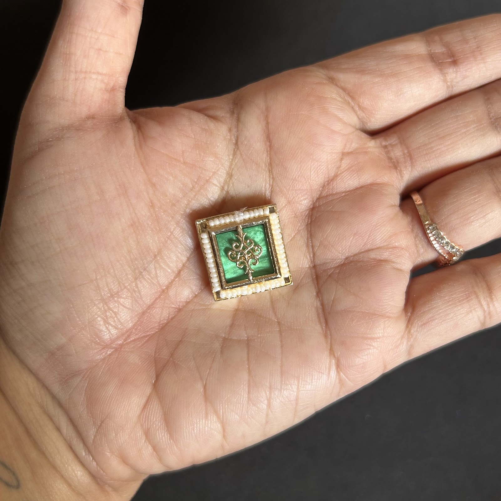 Square Green meena pendnet moti shape pack of 1
