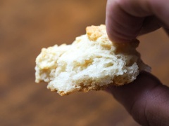 Bánh cookies đơn giản, dễ chế biến đã hoàn thành xong rồi đó. Bánh cookies với hương vị quyến rũ sẽ mang đến cho gia đình bạn một món ăn vặt để nhâm nhi cùng trà hay cafe trong những ngày se lạnh này đó. Cuối tuần các bạn hãy thử sức với cách làm bánh cookies đơn giản này nhé.