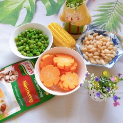 Đậu trắng và đậu bi luộc chín, vớt ra rửa sạch, để ráo. Cà rốt tỉa hoa, xắt lát. Phi thơm hành boaro băm. Dừa tươi chặt lấy nước. Hòa tan 1 muỗng canh bột năng với 2 muỗng canh nước. Ngò rí rửa sạch, để ráo. Sườn chay ngâm mềm, ướp với 1 muỗng canh hành boaro phi, 1.5 muỗng cà phê muối, 1.5 muỗng cà phê nước tương và 1.5 muỗng cà phê bột ngọt, để thấm 10 phút. Đậu hủ cắt miếng vuông chiên giòn. Chả chay cắt miếng vừa ăn.