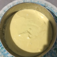 Lấy đế bánh quy đã chuẩn bị ra khỏi tủ lạnh. Cho hỗn hợp cheese xoài vào đế bánh quy. Trải đều tay rồi tiếp tục cho vào tủ lạnh 20 phút.