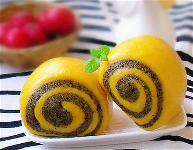 Bánh Bao Bí Đỏ Mè Đen