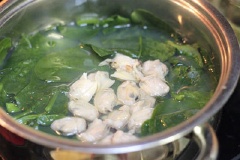 Cho phần thịt ngao vào nồi canh, để sôi lại thì bạn tắt bếp, múc canh ra tô dùng làm món canh ăn với cơm.