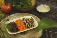 Bước đầu tiên, bạn chuẩn bị các nguyên liệu: nấm hương và nấm mèo ngâm nở mềm, cà rốt thái hạt lựu. Băm nhỏ hạt điều và lá thì là.