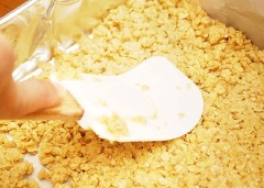 Múc một nửa phần hỗn hợp bánh ngũ cốc này (các bạn đo bằng cốc khoảng 3 cốc) vào trong một cái khuôn nướng bánh.