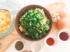 Lấy hỗn hợp ra tô, lần lượt bỏ gia vị vào theo trình tự sau: muối, tiêu, hành lá, ngò rí, trứng gà. Bắt đầu trộn hỗn hợp cho đều để trứng bám vào thịt tạo độ kết dính. (ướp khoảng 5 phút)