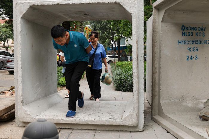Vỉa hè phố trung tâm Hà Nội bị 'nuốt trọn', người đi bộ phải chui ống bê tông - Báo VTC News