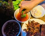 Xé nhỏ thịt heo gác bếp vừa nướng xong. Xếp mọi thứ lên mâm và gói ghém vào thưởng thức thôi!