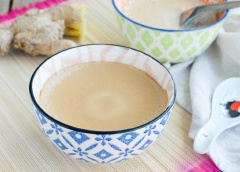 Lấy pudding ra và thưởng thức thôi nè. Bạn có thể ăn pudding sữa đường nâu lúc còn nóng hoặc đợi nguội một chút, có thể cho vào trong tủ lạnh đợi mát rồi dùng cụng rất ngon đấy. Chúc bạn thành công nha.