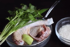 Gạo vo sạch rồi ngâm trong nước sạch 30 phút. Cho gà vào một nồi nước lạnh, thả 1 nhánh hành lá cùng vài lát gừng vào. Đun sôi. Sau khi nồi sôi từ 3-4 phút, thêm gạo vào, đun sôi trở lại.