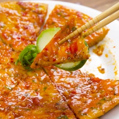 Dọn món ra đĩa và thưởng thức. Món dùng kèm với cơm nóng và rau sống. Khi thưởng thức, bạn sẽ cảm nhận được vị cay nồng, đậm đà của nước sốt sa tế, mùi thơm của bơ hòa quyện với trứng chiên mềm mềm, beo béo sẽ khiến cho bạn vét sạch cả nồi cơm trong tích tắc.