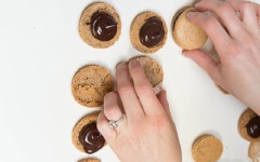 Cho hỗn hợp chocolate vào bao bắt bông kem, bóp chocolate lên bánh macaron rồi ốp một chiếc bánh khác lên trên. Sau đó, cho bánh macaron cà phê này vào ngăn mát tủ lạnh để chuẩn bị thưởng thức nhé!