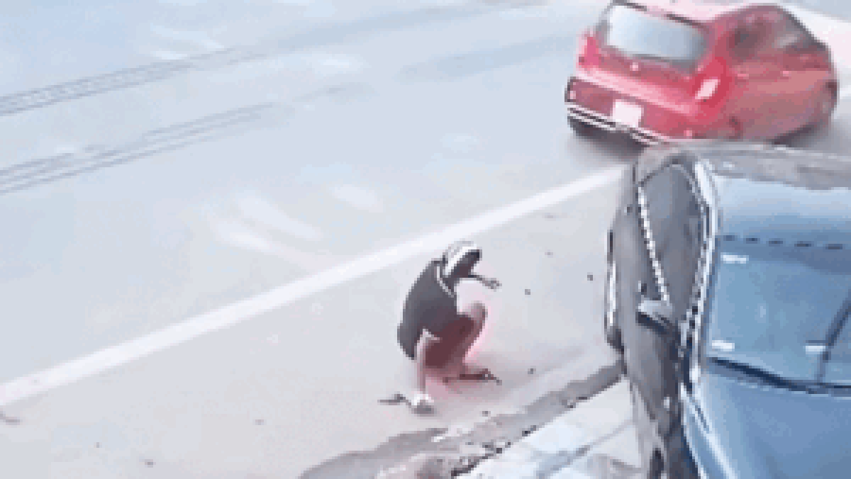 Người đàn ông 'mất hồn' khi đang đi bộ, xem diễn biến trước đó ai cũng bất ngờ - Tạp chí SaoStar