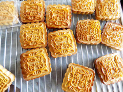 Vỏ bánh trung thu làm theo cách này đảm bảo đơn giản. Bánh nướng ra thơm ngon, chuyển màu bánh mật trong khá đẹp mắt. Hạn chế được các trường hợp bánh khô, nứt nha!