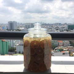 Sau 3 - 4 ngày chanh đào nổi bọt, dùng muỗng vớt bỏ bọt đi. Bảo quản nơi thoáng mát, để khoảng 3 tháng. Nếu dùng gấp thì thời gian ngâm khoảng 1 tháng là được.