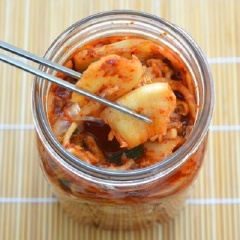 Kiểm tra kim chi mỗi ngày một lần, dùng tay sạch hoặc muỗng để nhấn kim chi lặn xuống nước muối. Kim chi là món ăn kèm, nhưng nhiều người thích kim chi tới nỗi họ dùng như một món ăn chính trong bữa cơm.