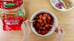 Đem xúc xích đi ướp với 10gr hành tím băm, 10gr tỏi băm,10gr đường, 10gr hạt nêm, 5gr muối, 3gr tiêu, 200gr tương cà chua dạng đặc (Tomato Paste) và 50ml nước lọc. Để 15 phút cho gia vị thấm. Cho vào nồi 2 muỗng canh dầu ăn, đợi dầu nóng thì cho xúc xích đã ướp vào xào chín.
