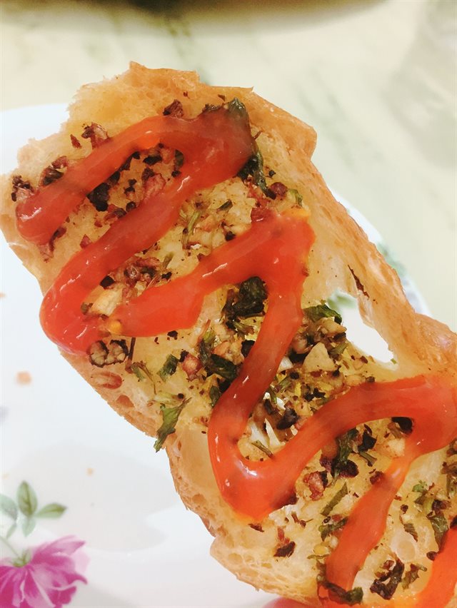 Bánh Mì Nướng Với Bơ Tỏi