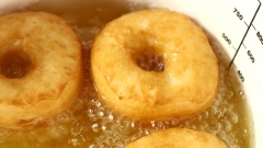 Đun nóng dầu ăn. Cho từng bánh donut vào chiên vàng đều 2 mặt. Sau đó vớt ra để ráo dầu. Bánh sau khi ủ lần 2 khá mềm nên cần nhẹ tay khi lấy bánh để bánh không bị xẹp.