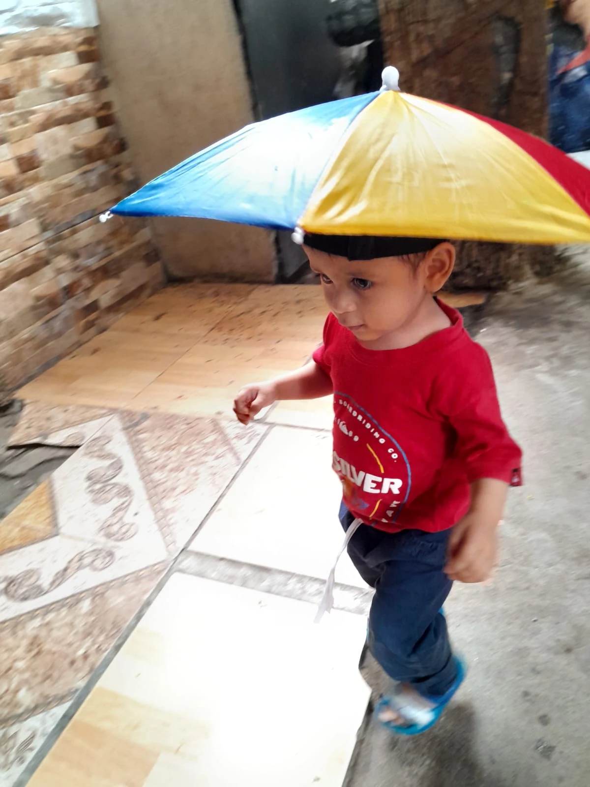 Con su sombrero de chino