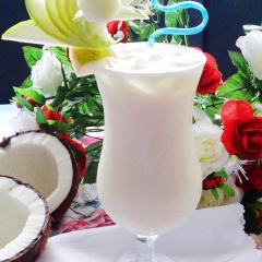 Sau đó, cho đá vào ly, đổ sinh tố dừa vào, trang trí vài lát táo tỉa hoa là bạn hoàn tất món sinh tố dừa thơm ngon rồi. Sinh tố dừa thơm với vị béo đặc trưng của cùi dừa non và vị chua chua của trái thơm chín rất kích thích vị giác. Đây là thức uống giải khát và bổ sung vitamin rất tốt.