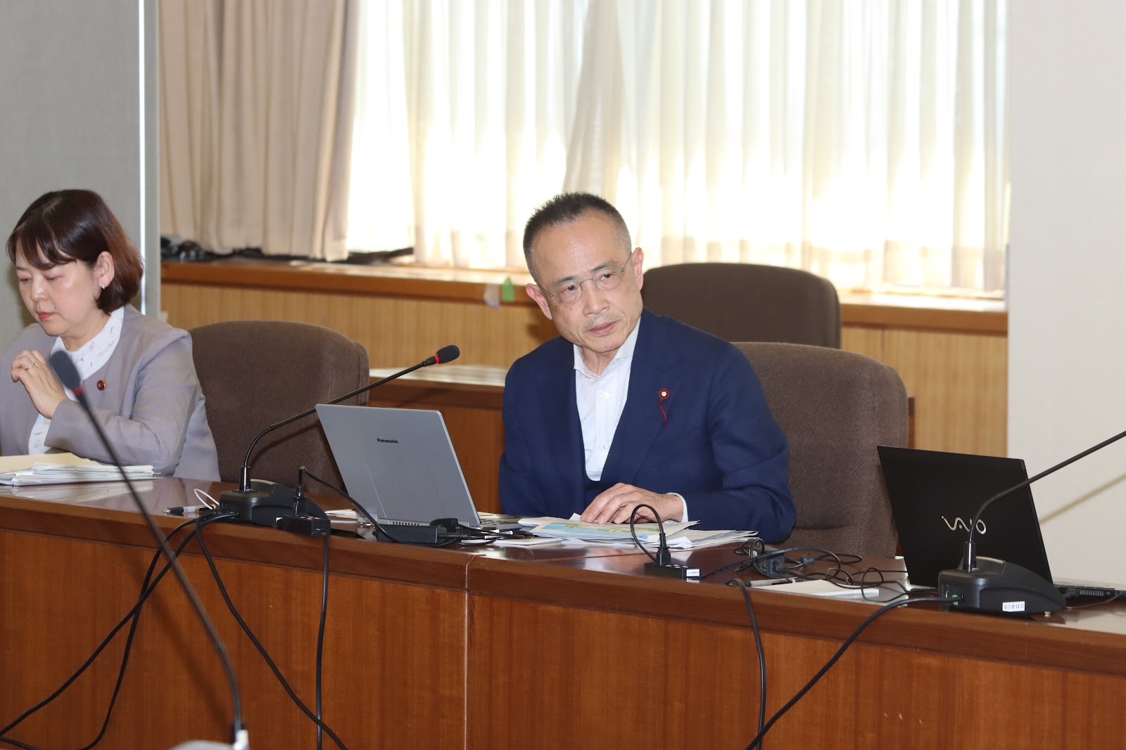 委員会で質問する堂下豊史議員