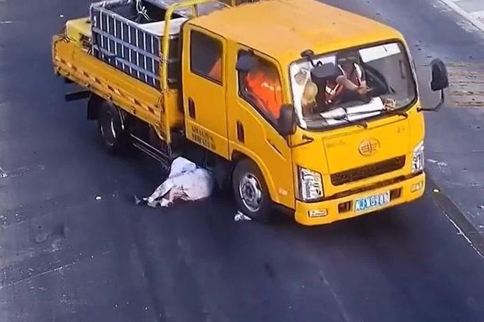 Trượt ngã trước đầu xe tải, người đàn ông thoát chết trong gang tấc - Tạp chí Doanh Nghiệp Việt Nam
