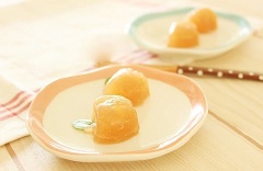 Với cách làm đơn giản, món thạch táo thơm ngọt chắc chắn sẽ khiến các ấy mê tít cho mà xem.