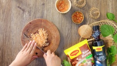 Rau mồng tơi, rau dền nhặt lấy lá tươi, phần thân tước bỏ xơ, nhặt ngắn rồi đem rửa sạch. Bầu gọt vỏ, thái sợi. Tôm khô rửa sạch, ngâm nước ấm cho nữa rồi băm nhuyễn.