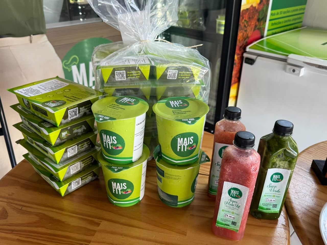 Linha de produção da Mais Fit em Boa Vista com marmitas saudáveis organizadas para distribuição em Roraima.