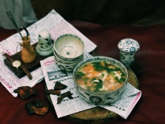 Cho súp ra tô và thưởng thức. Bạn có thể dùng súp như một món canh hay món ăn sáng. Nếu thích dùng mì, bạn có thểm luộc thêm mì và dùng như một loại món nước.