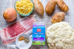 Thịt xông khói cắt nhỏ rồi đem chiên chín vàng giòn. Hành tây xắt hạt lựu. Khoai tây gọt vỏ, cắt hạt lựu. Giữ nguyên nồi chiên thịt, đun nóng trở lại, cho hành tây vào xào chín mềm. Sau đó cho khoai tây, bông cải vào nồi, chế 1.2 lít nước vào với 4 muỗng muối, tiêu rồi khuấy đều và nấu sôi.