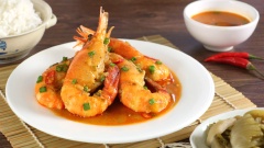 Tôm chín cho ra đĩa, rưới nước kho lên mặt và ăn kèm cùng cơm nóng. Tôm được kho bằng nước dừa nên có vị ngọt đặc trưng, thịt tôm chắc, thêm vị beo béo của phần gạch tôm trong nước kho sẽ khiến món ăn thêm phần đậm đà hấp dẫn. Với hướng dẫn đơn giản mà chi tiết của Cooky dưới đây, hy vọng bạn sẽ có món tôm kho tàu thơm ngon cho cả gia đình.