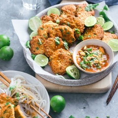 Vậy là hoàn tất rồi, chả cá Thái Lan dùng với bún sẽ rất ngon nhé, khi ăn bạn có thể chấm sốt nước tương ớt tùy thích, có thể vắt vài lát chanh và rải thêm mè trắng rang để tăng thêm hương vị.