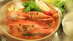 Nồi lẩu ghẹ kim chi đạt chuẩn phải hài hòa hương vị, chua chua, cay cay, thịt ghẹ phải tươi ngon, ngọt và thơm nồng. Món này chan cùng bún và ăn kèm với các loại rau tuỳ thích, đặc biệt ngon nhất khi chấm cùng muối ớt xanh hoặc muối tiêu chanh. Với cách nấu lẩu ghẹ kim chi chua cay ngon miệng, hấp dẫn trên đây, hy vọng các bạn sẽ trổ tài để chiêu đãi bạn bè, gia đình vào dịp cuối tuần nhé!