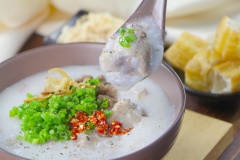 Múc cháo sườn nóng hổi ra tô, rắc thêm hành lá cắt nhỏ, ớt bằm, hành phi (thêm tiêu xay nếu thích). Ăn cháo sườn ngon chuẩn thì không thể nào thiếu bánh quẩy nóng được đâu đấy. Nhiều bạn, chuẩn bị chà bông thịt (ruốc thịt) ăn cùng cháo sườn nóng rất ngon.