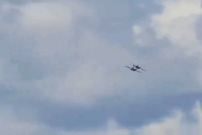 Video 2 máy bay phản lực của Mỹ va chạm rồi rơi khi trình diễn trên không - Chuyên trang Hoa Học Trò - Báo Tiền Phong