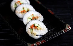 Dùng dao bén cắt thành từng lát tròn vừa ăn. Bày ra đĩa là thưởng thức rồi nhé. Ăn kèm với tương ớt.