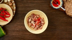 Tôm tươi nếu mua được con nhỏ thì chỉ cần cắt bỏ đầu, đuôi và chân, giữ nguyên thân tôm. Nếu tôm lớn thì thái tôm ra thành những miếng nhỏ. Thịt ba chỉ thái miếng nhỏ. Cho 250gr tôm và 250gr thịt ba chỉ ra 2 tô riêng, mỗi tô ướp với 10gr hành tím băm, 10gr tỏi băm, 1 muỗng canh đường, 1 muỗng canh nước mắm, 1/2 muỗng canh hạt nêm, 1 muỗng cà phê tiêu. Riêng tô thịt ba chỉ ướp thêm 5gr ớt xắt nhỏ để phần nhân tô điểm chút hương vị cay the ngon miệng hơn.