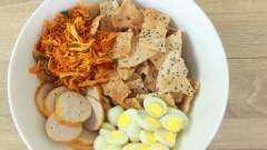 Cách làm bánh da trộn ngon chuẩn: Bẻ nhỏ miếng bánh đa nướng cho vào tô lớn. Cho tất cả phần topping đã chuẩn bị ở bước trên vào tô trộn. Đổ nước sốt me vào, trộn đều lên. Như thế là món bánh đa trộn ngon lành đã sẵn sàng phục vụ rồi đấy.