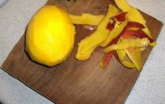 Xoài gọt vỏ ròi thái thành những miếng nhỏ.