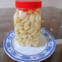 Trộn tỏi với đường, để khoảng 10 phút rồi cho vào bình thủy tinh. Rót giấm vào ngâm khoảng 1 tuần là có thể dùng. Cách ngâm tỏi không bị xanh, lại có những tép tỏi giòn giòn, chua chua, cay cay, ăn kèm khi ăn bánh tét, hoặc các món thịt nhiều dầu mỡ giúp chống ngán hiệu quả, tăng cảm giác ngon miệng. Thử cách làm tỏi ngâm giấm không bị xanh này nhé, vừa ngon vừa bảo đảm cho cả nhà.