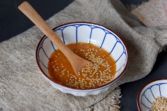 Sốt mù tạt trộn salad kiểu Nhật có vị chua ngọt, béo thơm và cay nồng rất đậm đà, thích hợp hầu hết với các loại salad có nguyên liệu xà lách, dưa leo, ... rau củ mọng nước. Vì nước sốt trộn salad có vị chua ngọt là chính nên hạn chế trộn sốt cùng với các loại rau củ có vị chua như cà chua, khế, xoài xanh, ... sẽ làm món salad thêm chua đó.